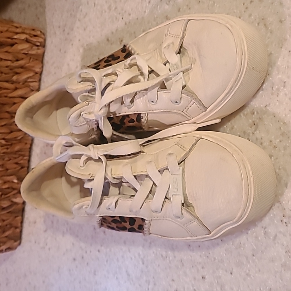 Ugg 7.5 leather shoes w animal print Dinale Cheetah